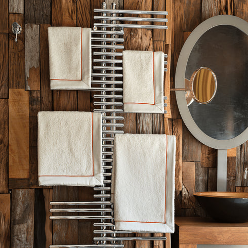 Set Asciugamani con Bordo in Raso e Piping