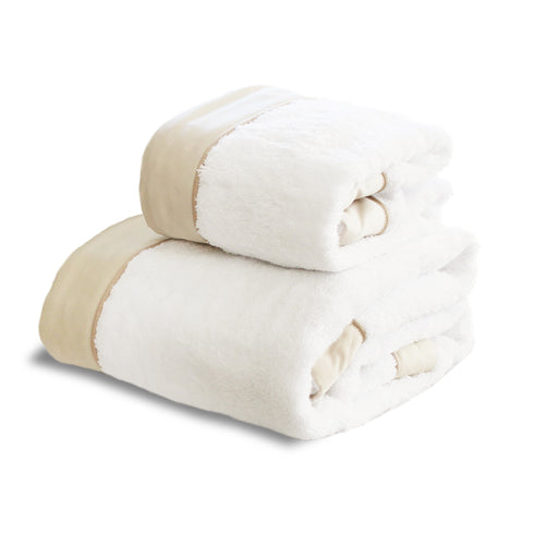 Set Asciugamani con Bordo in Raso e Piping